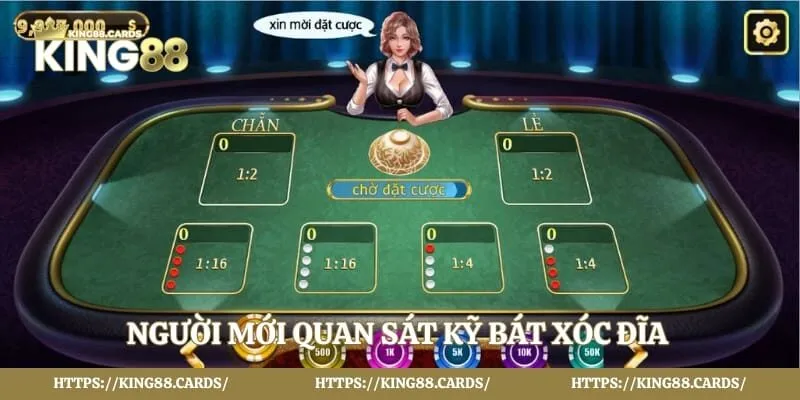 Người mới quan sát kỹ bát xóc đĩa trước khi đặt cược